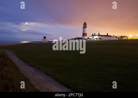 Blick auf die Küste und den Leuchtturm bei Sonnenuntergang, Souter Lighthouse, Marsden Bay, South Shields, County Durham, England, Vereinigtes Königreich Stockfoto