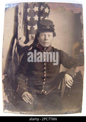 Unidentifizierter Soldat in Artillerieuniform der Union, der vor der amerikanischen Flagge sitzt. Liljenquist Family Sammlung von Bürgerkriegsfotografien , ausgestellt mit: "The Last Full Measure : Civil war Photographs from the Liljenquist Family Collection" in der Library of Congress, Washington, D.C., 2011, pp/liljunion. Usa, Armee, Volk, 1860-1870, Soldaten, Union, 1860-1870, Militäruniformen, Union, 1860-1870, Flaggen, Amerikanisch, 1860-1870, Usa, Geschichte, Bürgerkrieg, 1861-1865, Militärpersonal, Union. Stockfoto