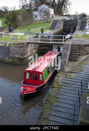 Narrowboat durch die Kanalschleuse, Bunbury Locks, Shropshire Union Canal, Bunbury, Cheshire, England, Vereinigtes Königreich Stockfoto