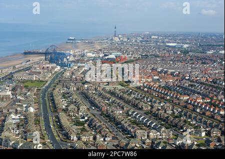 Luftaufnahme eines Badeorts in Blackpool, Lancashire, England, Großbritannien Stockfoto