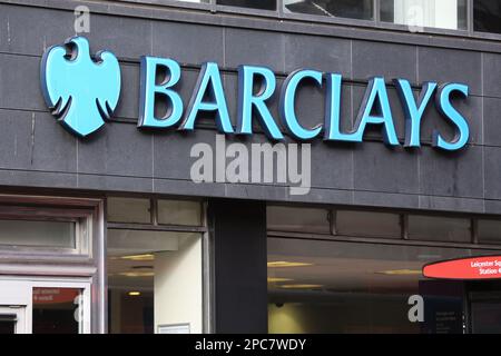 London, Großbritannien. 13. März 2023. Eine Filiale der Barclays Bank, die in Central London gesehen wurde. (Foto: Steve Taylor/SOPA Images/Sipa USA) Guthaben: SIPA USA/Alamy Live News Stockfoto