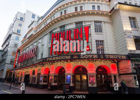 Das Moulin Rouge Musical wird im Piccadilly Theatre, Soho, London, England, Großbritannien gespielt Stockfoto