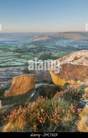 Blick auf Klippen und Moorland über dem Tal bei Sonnenaufgang im Frost, Blick von Curbar Edge in Richtung Calver, Dark Peak, Peak District N. P. Derbyshire, Stockfoto