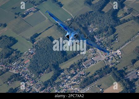 Jäger Jet Sukhoi Su-27 Flanker 39 Blau der Ukraine Air Force fliegt über Belgien, von oben gesehen. Stockfoto