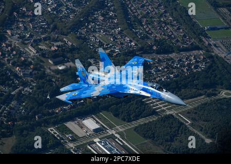 Jäger Jet Sukhoi Su-27 Flanker 39 Blau der Ukraine Air Force fliegt über Belgien, von oben gesehen. Stockfoto