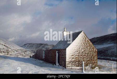 Highland Bothy in Snow, Findouran Bothy, Glen Avon, Cairngorms N. P. Highlands, Schottland, Großbritannien, Europa Stockfoto