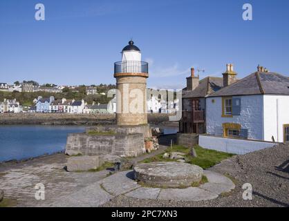 Leuchtturm im Küstendorf, Portpatrick Leuchtturm, Portpatrick Hafen, Portpatrick, Galloway-Nashörner, Dumfries und Galloway, Schottland, United Ki Stockfoto