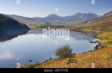 Blick auf den See, Llynnau Mymbyr, von Cape Curig in Richtung Mount Snowdon, Dyffryn Mymbyr, Snowdonia N. P. North Wales, Herbst Stockfoto