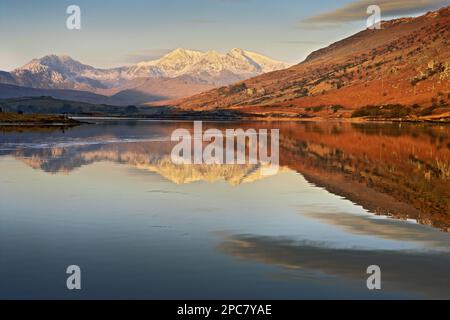 Blick über den See in Richtung des Berges bei Sonnenaufgang, Mount Snowdon, Llynnau Mymbyr, Capel Curig, Snowdonia N. P. North Wales, Großbritannien, Europa Stockfoto