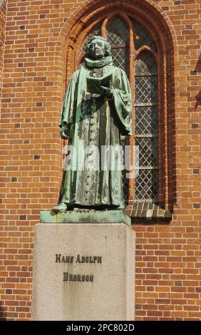 Statue von Hans Adolph Brorson (1694) (1764), neben der Kathedrale in der historischen Stadt, der Kathedrale unserer Lady Maria (Vor Frue Maria Domkirke), Ribe, Jut Stockfoto