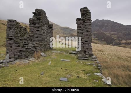 Ruinen und Straßenbahn in verlassener Schiefermine, Cwm Pennant, Snowdonia, Gwynedd, Nordwales, Großbritannien, Europa Stockfoto