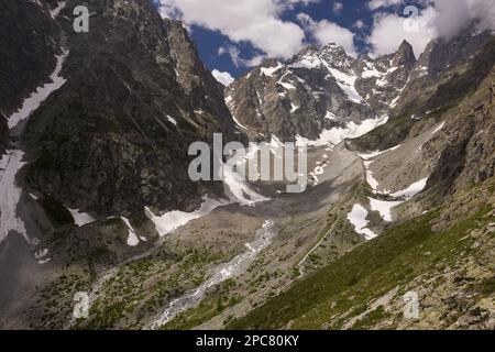 Blick auf alpinen Gletscher und Tal, Glacier Noir, Barre des Ecrins (4102 m), Ecrins N. P. Alps, Frankreich, Europa Stockfoto