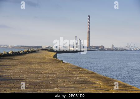 Blick auf die Mauer zum Schutz des Hafeneingangs, die Mauer verhindert das Eindringen von Sand von der South Bull Sandbank in Sandymount, Great South Wall, Dublin Harbou Stockfoto