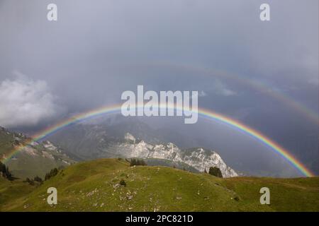 Blick auf den doppelten Regenbogen über die Berglandschaft, Schynige Platte, Berner Oberland, Schweiz Stockfoto