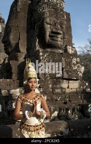 Tänzerin im Kostüm der Apsara (Tänzerin) im Khmer-Tempel, Bayon, Angkor Thom, Siem Riep, Kambodscha Stockfoto