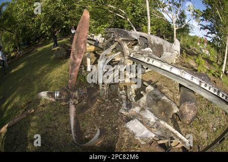 Propeller und Bombe auf dem Flügel eines zerstörten Flugzeugs aus dem Zweiten Weltkrieg, Gua Binsari, Biak, West Papua (Irian Jaya), Indonesien Stockfoto