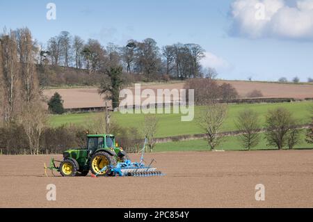 John Deere Traktor mit Samenbohrer, Zuckerrüben bohren, Nesscliffe, Shropshire, England, Vereinigtes Königreich Stockfoto
