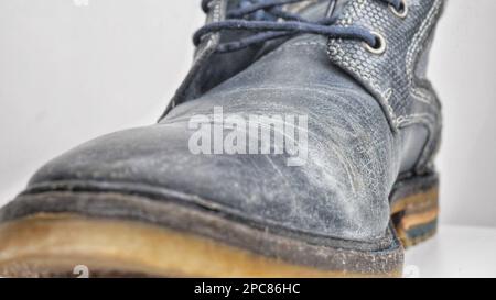 Herbststiefel aus blauem Wildleder für Herren oder Unisex, hohe Schnürung, auf weißem Hintergrund, isolieren. Stockfoto