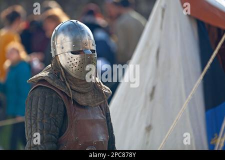 Luzarches, Frankreich - Oktober 13 2019: Ein Mann, der während des jährlichen "Médiévales"-Festivals als Ritter verkleidet ist. Im Herbst, in vielen mittelalterlichen Städten Frankreichs, f Stockfoto