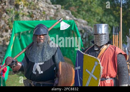 Luzarches, Frankreich - Oktober 12 2019: Zwei Männer, die während des jährlichen "Médiévales"-Festivals als Ritter gekleidet sind. Im Herbst, in vielen mittelalterlichen Städten Frankreichs, Stockfoto