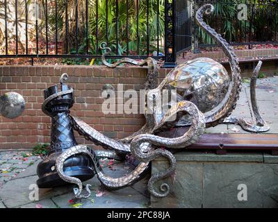 Leigh Dyers Oktopus greift einen Turm in Hastings an Stockfoto