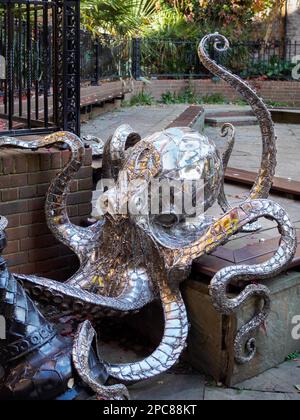 Leigh Dyers Oktopus greift einen Turm in Hastings an Stockfoto