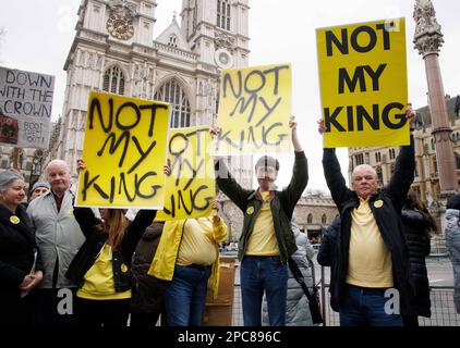 London, Großbritannien. 13. März 2023. Ein kleiner Protest gegen Westminster Abbey mit Peter Tatchell führend und Anti-Commonwealth-Protest und Menschen, die gegen die Monarchie sind, halten nicht My King Boards. Protest gegenüber Westminster Abbey Credit: Mark Thomas/Alamy Live News Stockfoto