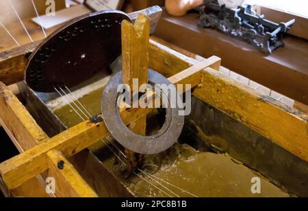 Maschine zur Herstellung von Kerzen aus Wabenholz. Stockfoto