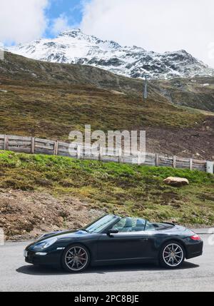 Porsche 911 997 4s Cabriolet auf Timmelsjoch Hochalpenstraße, Kurven, Sportwagen, Tirol, Österreich Stockfoto