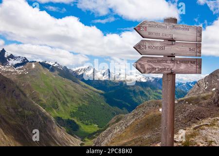 Timmelsjoch, Wegweiser für Wanderer, Timmelsjoch Hochalpenstraße, Grenzpass, Österreich, Provinz Tirol, Italien, Provinz Südtirol, Südtirol Stockfoto