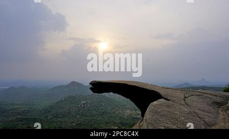 Der hängende Felsen des Avalabetta Peak befindet sich in Chikaballapur, Karnataka. Malerischer Ort zum Wandern in Ruhe. Stockfoto