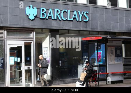 London, Großbritannien. 13. März 2023. Eine Filiale der Barclays Bank, die in Central London gesehen wurde. (Credit Image: © Steve Taylor/SOPA Images via ZUMA Press Wire) NUR ZUR REDAKTIONELLEN VERWENDUNG! Nicht für den kommerziellen GEBRAUCH! Kredit: ZUMA Press, Inc./Alamy Live News Stockfoto