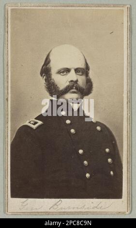 General Ambrose E. Burnside, Kopf-und-Schulter-Porträt, leicht nach rechts gerichtet, trägt Militäruniform. Der von Bibliotheksmitarbeitern entwickelte Titel, ausgestellt in der Library of Congress, Washington, D.C., 2013: "Der Bürgerkrieg in Amerika". Burnside, Ambrose Everett, 1824-1881, Generäle, Union, 1860-1870, Usa, Geschichte, Bürgerkrieg, 1861-1865, Militärpersonal, Union. Stockfoto