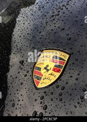 Porsche Crest auf Motorhaube, Regentropfen Stockfoto