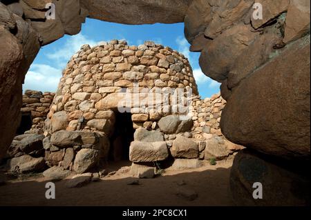 Ausgrabungsarbeiten in Nuraghe La Prisgiona, Europa, Valle di Capichera, Arzachena, Provinz Sassari, Sardinien, Italien, Europa Stockfoto