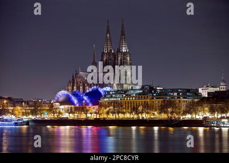 Stadtpanorama mit nur schwach beleuchtetem Kölner Dom und Rhein bei Nacht, Köln, Rheinland, Nordrhein-Westfalen, Deutschland Stockfoto