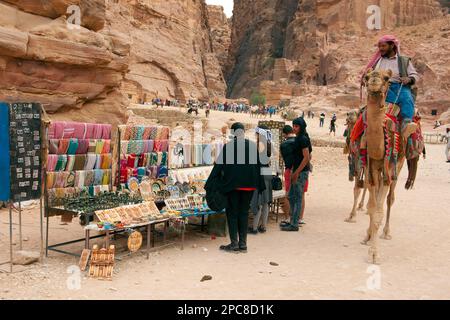 Souvenirstand in der antiken Stadt Petra, Beduinenreiten Dromedar, Petra, Jordanien Stockfoto