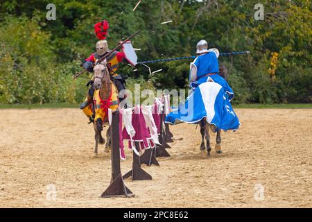 Luzarches, Frankreich - Oktober 13 2019: Zwei Männer, die als Ritter gekleidet sind und auf ihren Pferden während des jährlichen „Médiévales“-Festivals tanzten. Im Herbst, in vielen Metern Stockfoto