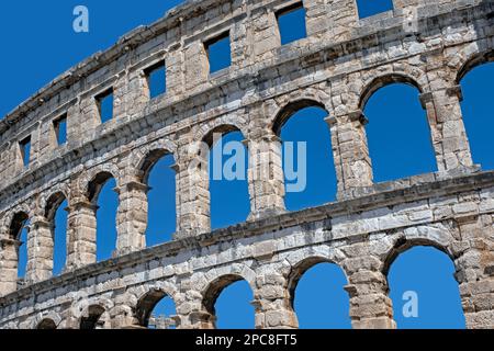 Restaurierte Bogenwände der Pula Arena / Pulska Arena, römisches Amphitheater in der Stadt Pula / Pola, Kreis Istrien, Kroatien Stockfoto