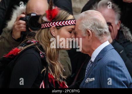 Westminster, London, Großbritannien. 13. März 2023 Seine Majestät König Karl III. Wird mit einem „Hongi“ begrüßt, einer traditionellen Maori-Begrüßung, während er an einem Gottesdienst zum Commonwealth Day in Westminster Abbey teilnimmt. Foto: Amanda Rose/Alamy Live News Stockfoto