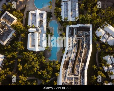 Schüsse von einer Drohne. Palmen, Swimmingpools, Dächer von hohen Gebäuden und kleinen Häusern. Hotels, Resort Place. Paradies zum Entspannen. Vakuum Stockfoto