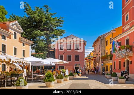 Terrassen mit Restaurants im historischen Stadtzentrum von Novigrad, Istria County, Kroatien Stockfoto