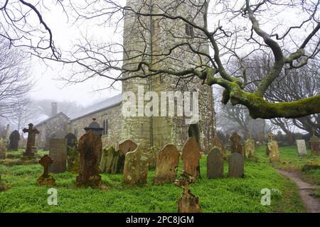 Der Friedhof in St. Dennis Parish Church, Cornwall, Großbritannien - John Gollop Stockfoto