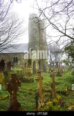 Der Friedhof in St. Dennis Parish Church, Cornwall, Großbritannien - John Gollop Stockfoto