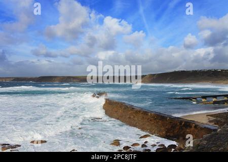 Die Hafenmauer in Sennen Cove in der Nähe von Lands End, Cornwall, Großbritannien - John Gollop Stockfoto