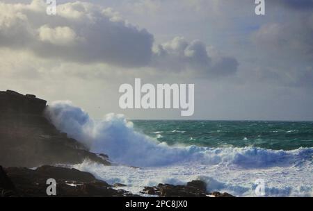 Stürmische Meere vor der Küste von Cornish nahe Lands End - John Gollop Stockfoto