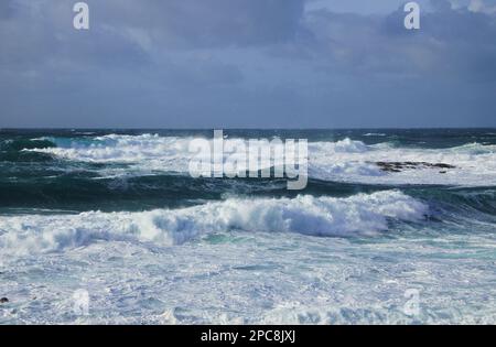 Stürmische Meere vor der Küste von Cornish nahe Lands End - John Gollop Stockfoto