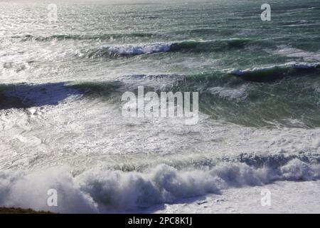 Stürmische Meere vor der Küste von Cornish nahe Lands End - John Gollop Stockfoto