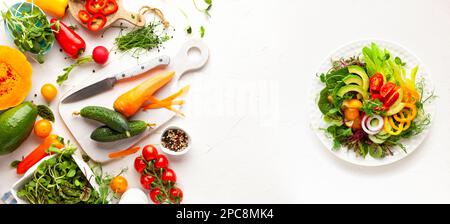 Frisches Gemüse, Obst, Mikrogreens und Kräuter zum Kochen gesunder Speisen zu Hause. Sauberes Essen, Salatschüssel. Draufsicht. Stockfoto