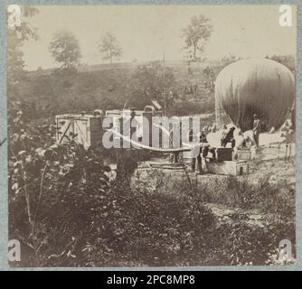 Dieses Foto zeigt den historischen Moment, als der Ballon Intrepid aufgeblasen wurde, um die Schlacht von Fair Oaks während des Bürgerkriegs zu erkunden. Das Bild ist Teil einer Reihe von sechs Fotografien, die Prof. Lowes Militärballons in der Nähe von Gaines Mill, Virginia, dokumentieren. Als einer der ersten Fälle der Luftaufklärung in der Kriegsführung bietet dieses Bild einen Einblick in die innovative Taktik, die während des Bürgerkriegs angewandt wurde. Es ist ein Beweis für den Einfallsreichtum beider Seiten und ihr ständiges Streben nach einem Vorteil auf dem Schlachtfeld. Stockfoto